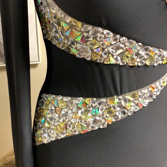 Chic and classy dress in black - Picture 9 of 17